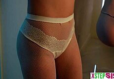 हैलोवीन पर टीन स्टेपसिस्टर और उसकी सेक्सी बीएफएफ के साथ कमरे में फंसा