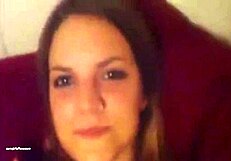 The sexy teen girl on webcam uses toys to rub her clit until she orgasms