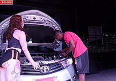 fui resolver o poblema no carro da minha vizinha ela mim deu mole e passei o pau na gostosa comendo ate o cu