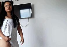 Le pido ayuda a mi hermanastra con la tv y termina chupándome la polla