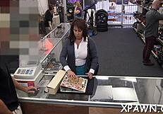 The intensive babe engages in sloppy blowjob and rough fucking during a sex contest in the shop