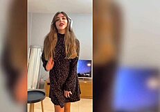 increible como folla esta chica mientras escucha musica su coño aprieta mi polla y tiene un orgasmo hablando en español