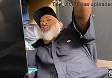 उसे अब पस्सी प्लंबिंग की बिल्कुल जरूरत है।