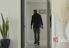 पेटाइट बेबीसिटर मसिव ब्लैक कॉक पर फियरसली राइड करती है