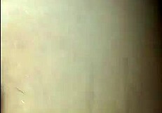 अरे, क्या तुम्हें देखना है मैं उसकी ब्यूटीफुल चूत को वाइल्ड डिल्डो से रैम करता हूं?