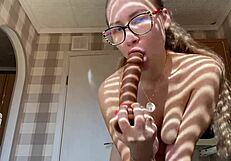 देखो मैं अपनी गांड में भारी काला डिल्डो ठोक रही हूं