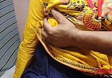 नॉर्थ इंडियन बेब दो लड़कों के साथ वाइल्ड थ्रीसम एक्शन में जुड़ती है। उसकी टाइट कर्व्स पीली सलवार में हार्ड पाउंड होती है।