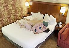 इस हॉट बीबीडब्ल्यू की बड़ी गंद के साथ किसिंग बहुत मजेदार लगता है