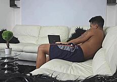 mi amigo se pone caliente quiere que chupe su verga