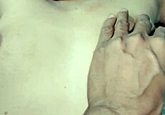 हे, देखना चाहते हो इस नाजुक इंडियन लड़की को अपने कमरे में दर्दनाक चुदाई होते?