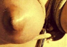 डार्क लालटेन एंटरटेनमेंट पेश करता है दो सदी पुरानी विंटेज सैडोमैसोचिज्म बाउंड बालों वाली चूत सीन