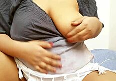 Indian young girl shows boobs in amateur scene.