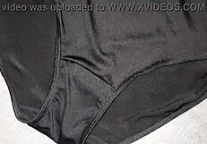 Me masturbé y corrí en calzones de amiga