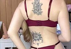 पेटाइट एमेच्योर स्लट ने डिल्डो और पैंटी के साथ डबल ऑर्गेज्म तक मस्ती की, पैंटी बैंक में