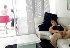 Atrapo A Mi Madrastra Cachonda Masturbándose