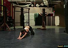 छोटी छाती वाली टीन को हॉर्नी ट्रेनर ने बेरहमी से चोदा