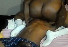 एबोनी चिक वाइल्ड राइड में उसके फेस पर हार्ड स्क्वर्टिंग करती है