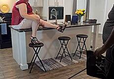 औरत अपने घर में बड़ा सांप खोजती है पूजा के लिए