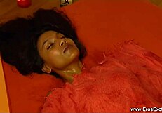 इंटिमेट इंडियन मसाज ऑइल्ड बॉडीज के साथ जो आपको भिगो देगा