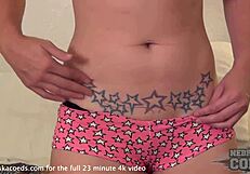 ओएमजी, हॉट बिकिनी बेब होटल सोफे पर डिल्डो से एनल टिकल खेलती