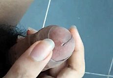 I love watching this gay guy masturbate passionately