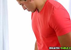 स्टॉकिंग्स में मसाज गर्ल को टेबल पर तीखे सेशन के बाद निगलवाया