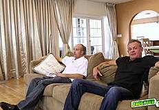 इमोशनल रेव टीन हार्ड मेच्योर लंड चूसने के लिए तड़प रही हैं।