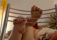Hot big bare feet over you 😍 footfetish wrinklefeet toes soles legs calves redtoenails feettease barefeet milf amateur homemade