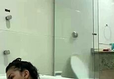 Bia Hot Morena Safada Se Masturbando Com Jato Da Banheira