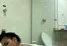 Bia Hot Morena Safada Se Masturbando Com Jato Da Banheira