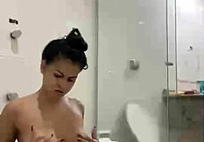 Bia Hot Morena Safada Se Masturbando Com Jato Da Banheira