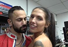 ऑरोरा दो मर्दों के साथ बोल्ड थ्रीसम में कूद पड़ी उसके बड़े चूचे उछल रहे