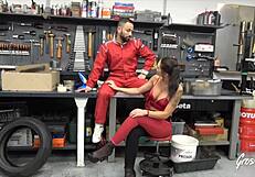 ऑरोरा दो मर्दों के साथ बोल्ड थ्रीसम में कूद पड़ी उसके बड़े चूचे उछल रहे