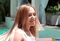 पतली लड़की लंबे बॉयफ्रेंड के मोटे लंड को डॉगी में ले