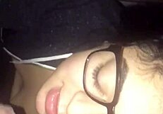 बड़ा लंड मामी के चश्मे पर कम उगलता फटता