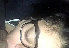 बड़ा लंड मामी के चश्मे पर कम उगलता फटता