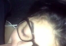 बड़ा लंड मामी के चश्मे पर कम उगलता फटता