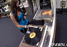 बड़ा आदमी अपनी ह्यूज कॉक को लवली एमेच्योर की चूत में धकेलता है