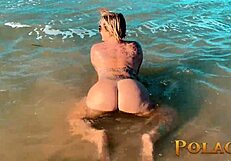 Foi s ficar peladinha na praia que o gostoso pauzudo n resistiu e veio comer minha bunda