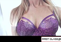 मैंने चेरी डेविल को विशाल चूचियाँ चूसते और स्पिज़ू में बड़ी गांड हिलाते देखा