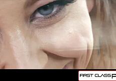 मैंने चेरी डेविल को विशाल चूचियाँ चूसते और स्पिज़ू में बड़ी गांड हिलाते देखा