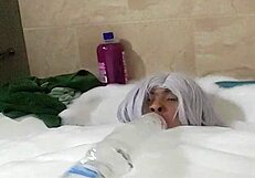 Cyno enjoys a relaxing bubble bath in cosplay.
