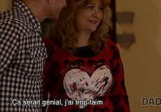 hombre guapo y dos deslumbrantes se relajan en la sala de estar