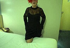 स्कार्लेट पूछती क्या कपड़े फाड़ स्टॉकिंग्स में मुंडी चूत दिखाऊं?