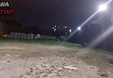 ब्रूना क्लब पार्किंग लॉट में ब्लोजॉब देती है