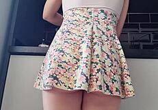 Gostosa cleaning with no panties, so damn hot!