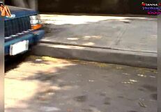 लैटिना वाइफ ने पब्लिक में चुचियां और गांड दिखाई चुदाई