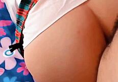 Cogiendo a una estudiante cachonda �me encuentra masturbandome y decide ayudarme con su co�o joven y estrecho