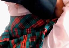 Cogiendo a una estudiante cachonda �me encuentra masturbandome y decide ayudarme con su co�o joven y estrecho