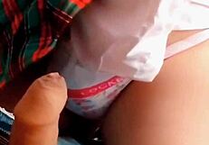 Cogiendo a una estudiante cachonda �me encuentra masturbandome y decide ayudarme con su co�o joven y estrecho